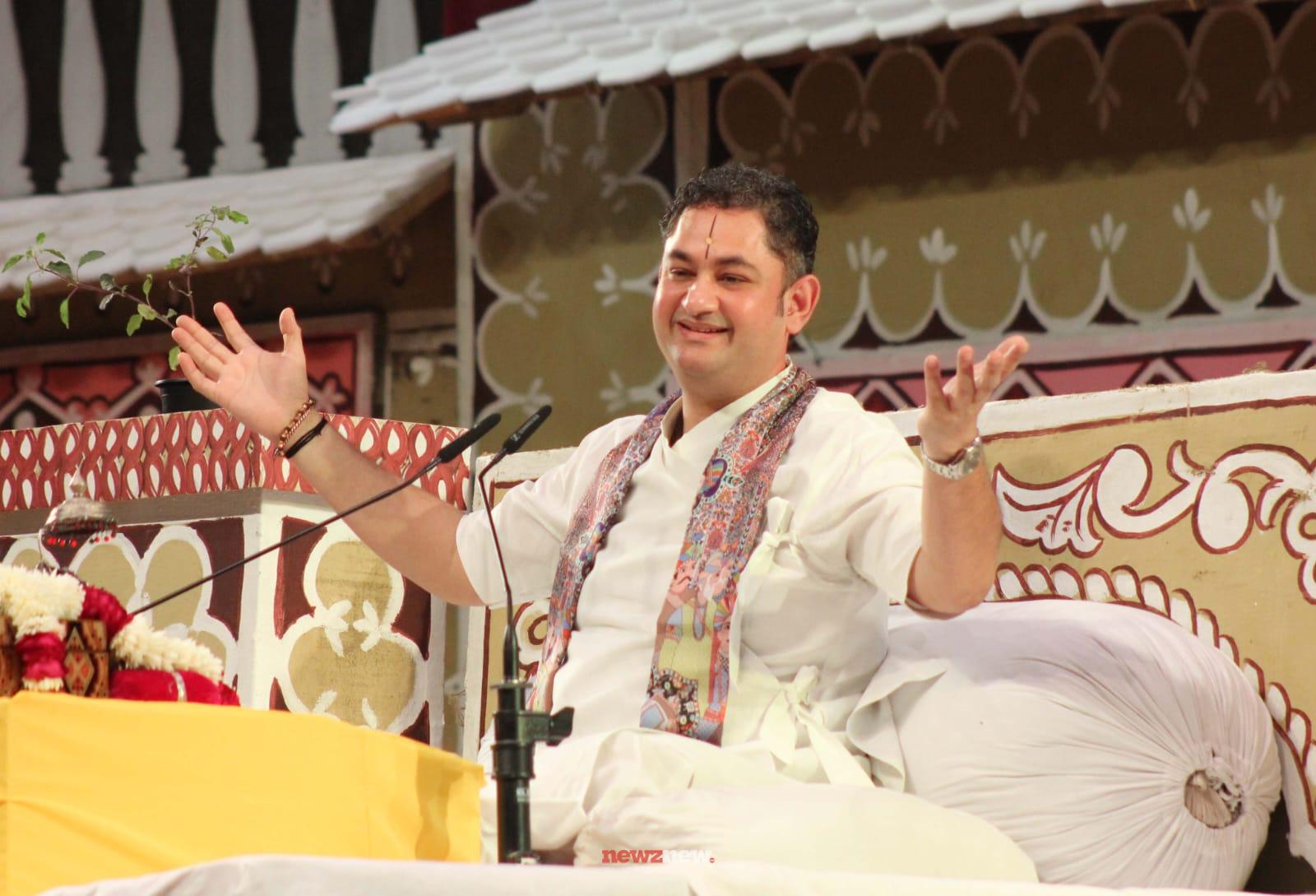 Shri Pundarik Goswami Ji explained the essence of Shri Krishna Ji