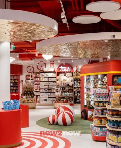 Hamleys delivers early Christmas present to Naples shoppers