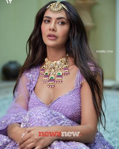 Esha Gupta Hot and Sexy Pictures
