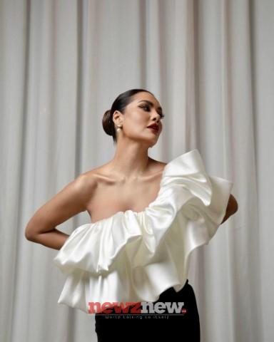 Esha Gupta Hot and Sexy Pictures