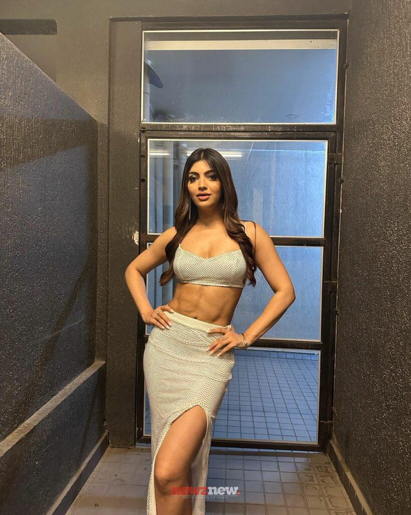 Akanksha Puri Hot and Sexy Photos