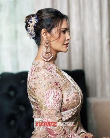 Esha Gupta Hot and Sexy Pictures