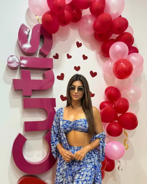 Akanksha Puri Hot and Sexy Photos