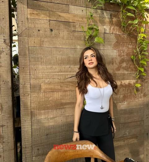 Avneet Kaur Hot and Sexy Photos