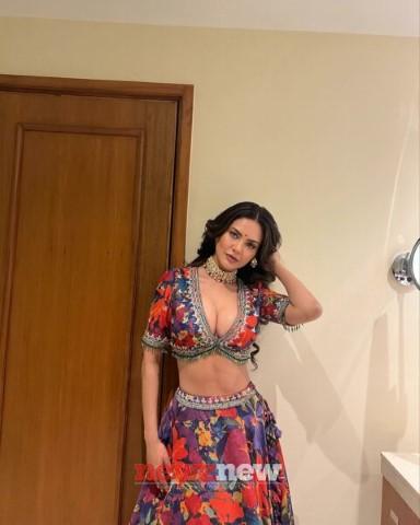 Esha Gupta Hot and Sexy Pictures