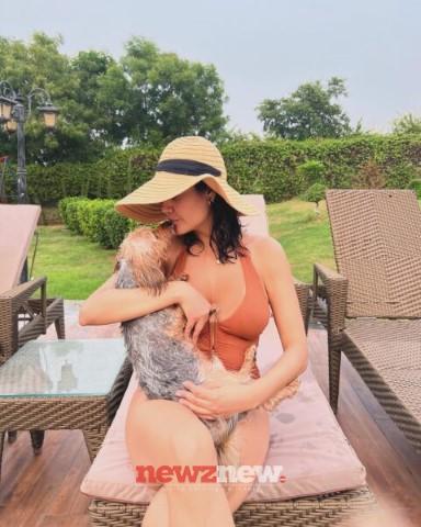 Esha Gupta Hot and Sexy Pictures