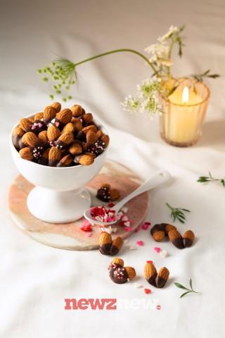 Valentine’s Day: Spread Love and Wellness with California Almonds This Season Chandigarh/Ludhiana, February 07, 2025: Valentine's Day is all about celebrating love and showing you care. What better way to express your affection than with a gift loaded with various health benefits? This year, go beyond the traditional gifts and opt for the gift of good health – a box of California almonds. Not only do California almonds offer a delicious crunch and are packed with essential nutrients that support overall well-being, but they also demonstrate your care for your loved ones' health. Rich in 15 essential nutrients, California Almonds are a natural source of vitamin E, magnesium, dietary fibre, health fats, and protein. Known as the "king of nuts," these almonds provide a wide range of health benefits. Incorporating a handful of these natural almonds into your daily routine can help promote heart health, support weight management, and immunity. With over 200 scientific studies backing their varied health benefits, California almonds are a simple yet powerful and natural addition to any healthy lifestyle. Talking about the season of love and highlighting the significance of almonds in her daily diet, Bollywood actress Soha Ali Khan said, “For me, showing love to my loved ones means taking care of their health. I make sure that my family and I follow a balanced diet enriched with natural and nutritious foods like California almonds, which offer numerous health benefits and contain essential nutrients. Almonds have been an integral part of my diet since childhood, and I’ve made it a priority to instil the same healthy habit in my daughter’s life as well. So, it’s time for us to choose a healthy gift, ditching the unhealthy options.” Ritika Samaddar, Regional Head of Dietetics at Max Healthcare – New Delhi said, “I always recommend including natural foods such as a handful of almonds in the daily diet, as they are packed with 15 essential nutrients, including protein and dietary fibre. These nutrients play a key role in managing lifestyle diseases like diabetes and high cholesterol. In fact, studies show that almonds can help reduce the blood sugar impact of carbohydrate-rich foods when eaten together and positively influence fasting insulin levels. Additionally, their satiating properties support weight management.” Yasmin Karachiwala, Fitness and Celebrity Instructor said, “Almonds are packed with healthy fats that boost energy levels and are an excellent source of protein, supporting muscle growth and maintenance. Adding them to the daily diet is crucial for everyone. I always recommend almonds as the perfect pre- or post-workout snack, as they provide essential nutrients, healthy fats, and satiety to keep you fuelled and energized.” Sheela Krishnaswamy, Nutrition and Wellness Consultant said, “Almonds are a great gift of health, packed with 15 essential nutrients, including protein, fibre, healthy fats, and some of the vitamins and minerals. I always emphasize that our diet reflects how we look, which is why I recommend incorporating natural foods like almonds into a balanced diet. These natural, nutrient-dense, convenient, and versatile nuts can be enjoyed anytime. Regular consumption supports heart health, weight management, and helps improve skin health.” Commenting on her long-standing love for almonds, popular actress Shriya Saran said, “Almonds are one of the best gifts you can give, symbolizing a wish for good health. These crunchy and delicious nuts have been my go-to snack since childhood, and I always carry a box of California almonds with me on the go, as they help keep me fuller for longer. Adding almonds to my daily diet has improved my skin health, helped manage my weight, and kept me energized.” Dr Geetika Mittal, Skin Expert and Cosmetologist said, “An assorted box of almonds makes for a wonderful Valentine’s Day gift. These crunchy, natural and nutrient-rich nuts offer a variety of health benefits, including enhancing skin health. Almonds are packed with healthy fats and vitamin E (alpha-tocopherol), known for their anti-aging properties. In fact, regularly incorporating almonds into your diet can help improve skin texture and support the skin’s resistance to UVB light.” Vani Bhojan, Popular South Indian actress said, "I believe in celebrating love with those I cherish, and I always enjoy preparing something special to make Valentine's Day even more memorable for everyone. While I love indulging in desserts every now and then, I ensure to choose natural and healthy ingredients, such as California almonds. What I love most about almonds is how delicious and crunchy they are, along with their incredible nutritional benefits. Another good thing about these powerhouse nuts is that they blend extremely well with almost anything. One of my favourite almond-based desserts is Chocolate and Almond Ball, which is incredibly delicious and healthy." Madhumitha Krishnan, Ayurveda Expert said, “Ayurveda has always emphasized the importance of incorporating almonds into daily life for maintaining optimal health. Gifting this powerhouse of nutrition to loved ones is a wonderful way to show you care. According to Ayurveda, Siddha, and Unani texts, almonds are also beneficial for skin health and can enhance skin glow, making them a must-have in daily life.” Talking about the many health benefits of almonds, Rohini Patil, MBBS and Nutritionist said, “I always recommend my clients and patients to follow a healthy, balanced diet and include natural foods like almonds as part of it. These nutrient-dense almonds are packed with essential nutrients, including protein, fibre, healthy fats, vitamins, and minerals. Even ICMR-NIN dietary guidelines recognize almonds as a nutritious nut that can be consumed daily for good health.” This Valentine’s Day, go beyond the traditional sweets and gift a curated box of California almonds – a meaningful way to show love while supporting their health. With their satisfying crunch and a wealth of health benefits, almonds offer a wholesome snack that truly reflects your care for their well-being.