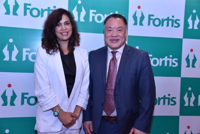 Renowned Robotic Surgeon Dr Peter C. Lim Felicitates Leading Gynae Robotic Surgeon Dr Swapna Misra