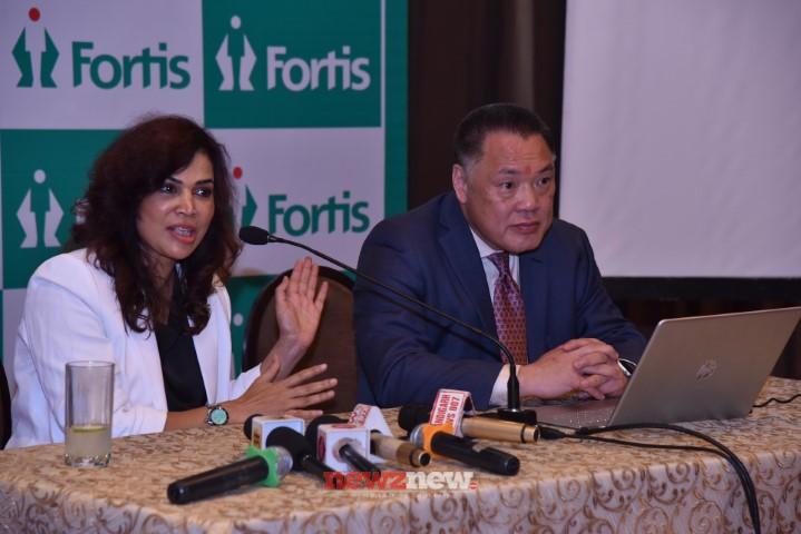 Renowned Robotic Surgeon Dr Peter C. Lim Felicitates Leading Gynae Robotic Surgeon Dr Swapna Misra