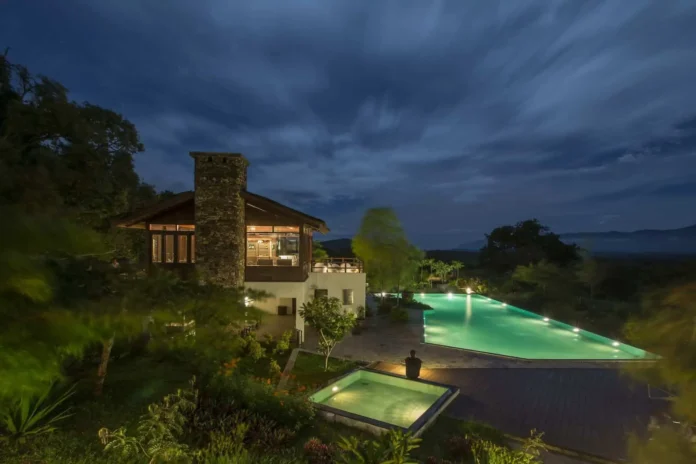 What are the significant benefits of booking your room in Bandipur resort?