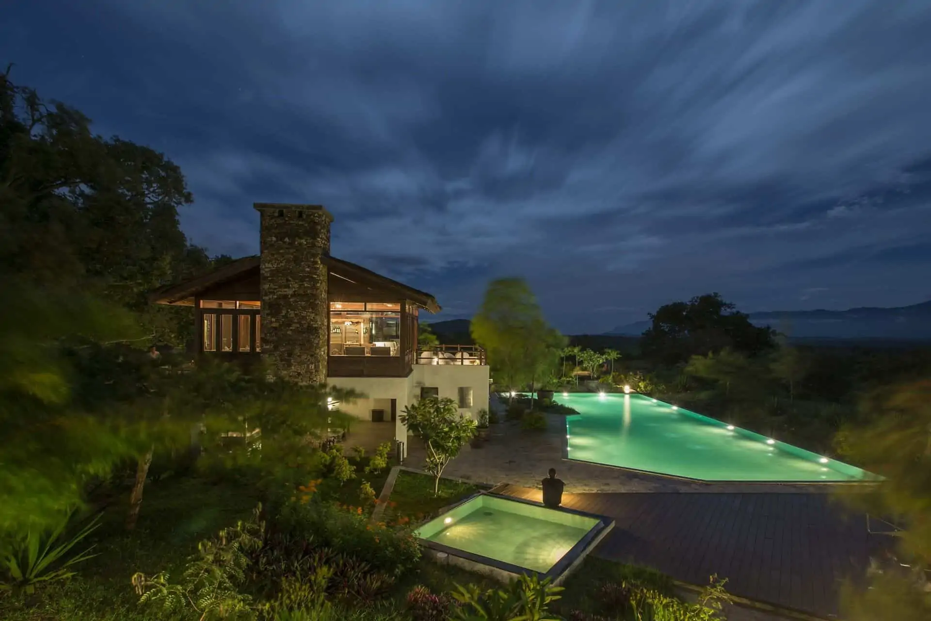 What are the significant benefits of booking your room in Bandipur resort