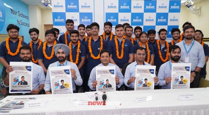 Keshav Bansal (AIR 202) & Shaurya Sharma (AIR 314) in JEE Mains 2025 from Aakash