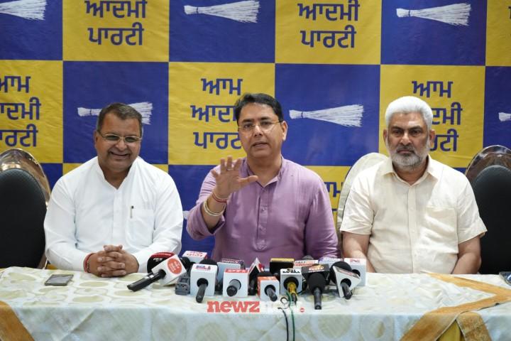 Aam Aadmi Party (AAP) Punjab President Aman Arora has openly welcomed BJP Punjab President Sunil Jakhar's recent statement advocating for greater transparency and accountability in politics. Jakhar suggested that all political leaders undergo drug tests and disclose their properties, starting with party presidents.

Speaking at a press conference, Aman Arora lauded this initiative and said, "The Aam Aadmi Party was founded by Arvind Kejriwal with the vision of bringing transparency, honesty, and accountability to politics. I am grateful that other parties are now echoing this vision." Aman Arora was accompanied by Minister Lalchand Kataruchakk and AAP Senior Spokesperson Neel Garg.

Arora accepted Jakhar's challenge, stating, “As the state president of a ruling party, it is my responsibility to lead by example. I welcome this initiative and am ready to disclose my property details, which are already available, and undergo a drug test at a time and place decided by Jakhar. Let us conduct this exercise transparently in the presence of media and medical professionals.”

Urging Jakhar to expand the scope of this initiative, Arora said, “Why limit this to Punjab? Honest leadership is a need across the nation. I request Sunil Jakhar to discuss this with Prime Minister Narendra Modi and BJP National President J.P. Nadda. I will similarly consult with AAP National Convenor Arvind Kejriwal to ensure this transparency spreads nationwide.”

Arora also emphasized the importance of accountability, urging Jakhar not to backtrack from his words now. "You have started something good, and I appreciate your leadership in this. Let's make this a precedent for all parties across the country. The nation is waiting for honest leaders," he said.


