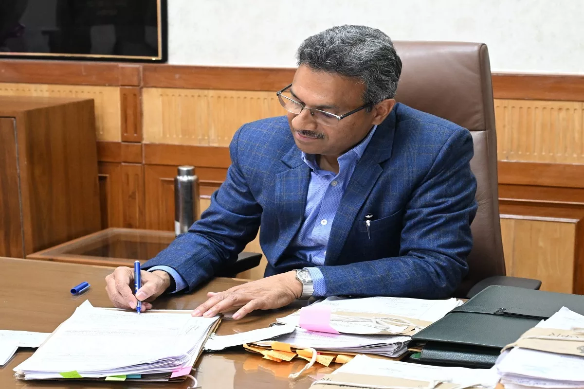 Haryana Chief Secretary Sh. Anurag Rastogi today held a high-level meeting with all Deputy Commissioners and Superintendents of Police of the state to review the preparations for the Common Eligibility Test (CET) for recruitment to Group-C posts, expected to be held next month.

The Chief Secretary emphasised the need to ensure that the examination is conducted in a free, fair, smooth and transparent manner. During the meeting, it was informed that around 13,48,697 applications have been received for the CET.

In view of the large number of applicants and the scale of the examination, the HSSC has proposed to hold the examination over a span of two to three days. The Chief Secretary directed all Deputy Commissioners to begin the process of identifying suitable examination centres in their respective districts within the next three days. He emphasised that centres should be chosen keeping in mind security, logistics, transportation accessibility, and capacity to accommodate candidates. He directed the Deputy Commissioners to get all these centres inspected by senior officers of police and civil administrations.

Sh. Rastogi further instructed that a detailed report containing the list of proposed centres must be submitted to both the Chief Secretary’s office and the HSSC Chairman’s office by Monday. The Chief Secretary reiterated the government’s commitment to uphold the integrity of the recruitment process, and stressed that no lapses or irregularities would be tolerated.

HSSC Chairman Sh. Himmat Singh said a detailed SOP has been shared with all Deputy Commissioners regarding selection of exam centres. 

Principal Secretary to Chief Minister, Sh. Arun Kumar Gupta, Additional Chief Secretary, Higher Education, Sh. Vineet Garg, Commissioner & Secretary, Transport Department, Sh. T.L. Satyaprakash, and senior officers of various departments were present in the meeting.

