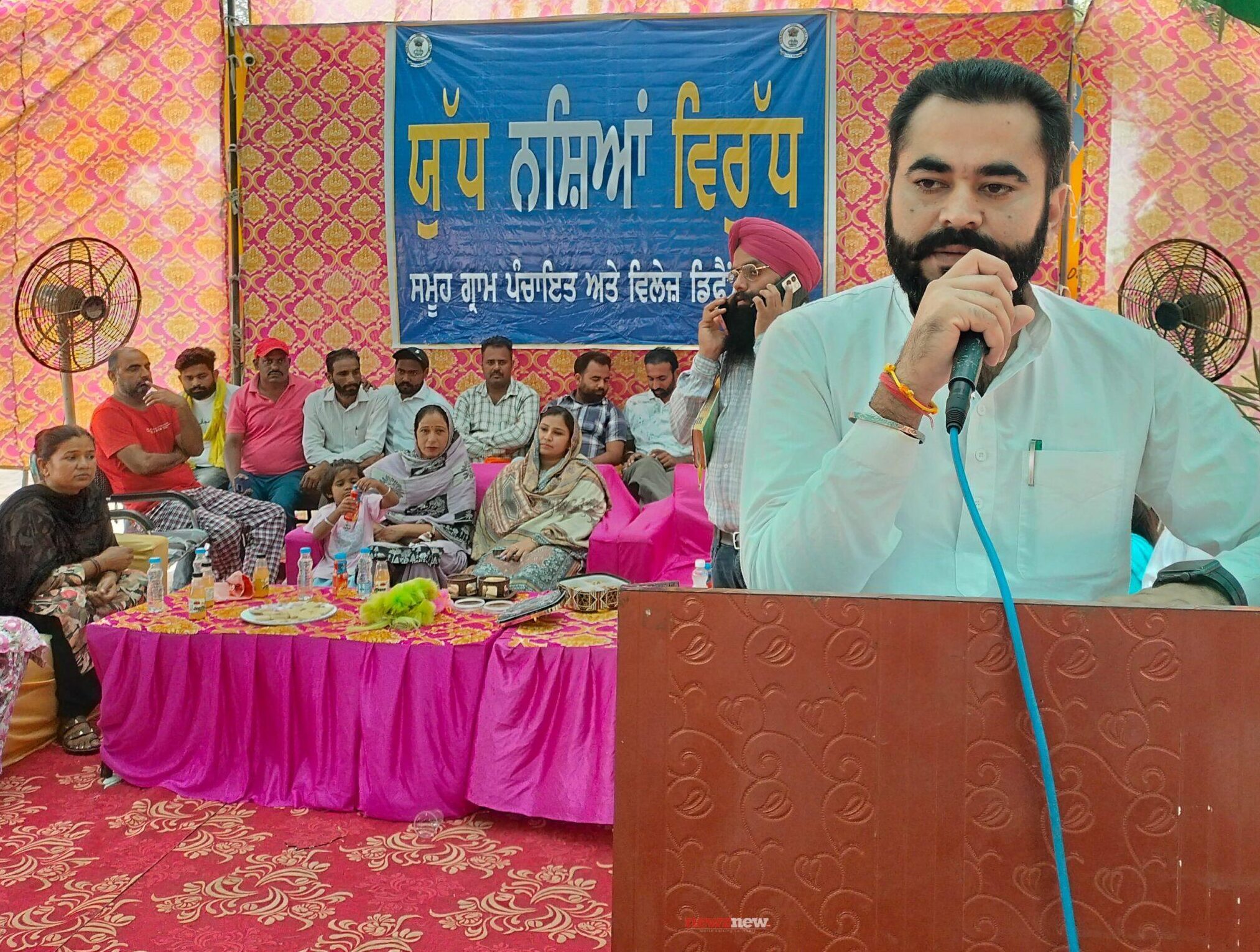 Youth hoisted the flags of the war on drugs campaign and welcomed the Nasha Mukti Yatra upon its arrival in the villages