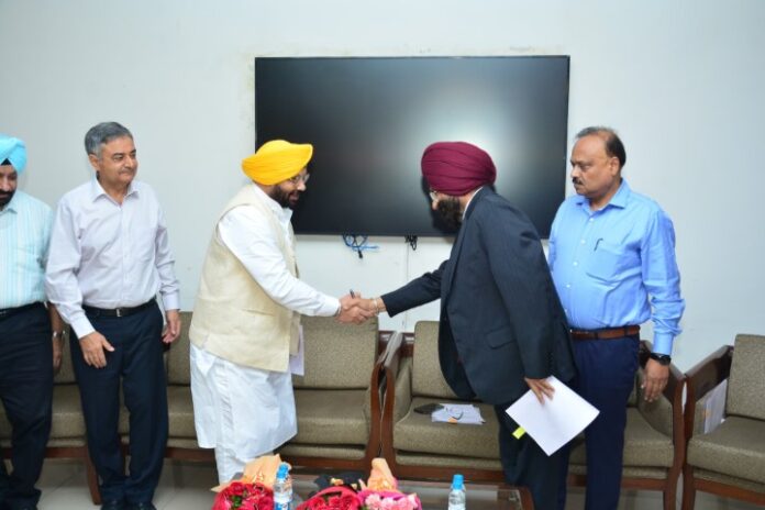 Power Minister Administers Oath To Er. Ravinder Singh Saini As Member Of PSERC