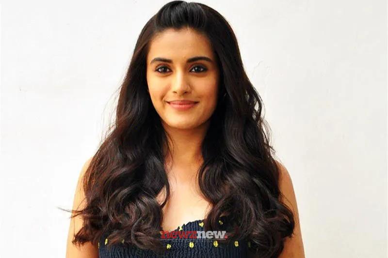 Divyansha Kaushik Age, Family, Husband, Movies, Biography