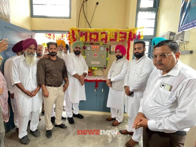 Punjab Water Supply and Sanitation Minister S. Hardeep Singh Mundian on Monday inaugurated new water supply schemes constructed at a cost of Rs.1.11 crore in villages Naharpur and Narowali of Dera Baba Nanak Assembly constituency. He was accompanied by Dera Baba Nanak MLA S. Gurdeep Singh Randhawa and AAP District President and Chairman District Planning Committee Gurdaspur Sh. Joban Randhawa. The Cabinet Minister also planted saplings at both water scheme sites.

After dedicating both the water supply schemes to the public, Cabinet Minister S. Hardeep Singh Mundian said that the Chief Minister S. Bhagwant Singh Mann-led government is providing potable drinking water to 100% of the state's population. He informed that in village Naharpur, Rs.62.36 lakh has been spent to provide potable water facilities to 153 households. He said these facilities included a deep bore well, a 25,000-liter tank, pipeline, solar panels, chlorinator and new water connections. Besides this, 48 toilets have been constructed in the village at a cost of Rs.7.20 lakh under the Swachh Bharat Mission.

Similarly, a water supply scheme has been dedicated to the public at a cost of Rs.48.68 lakh in village Narowali. He said that with the commencement of this scheme, 58 households in the village will receive potable water facilities. Under the Swachh Bharat Mission, 27 toilets have been constructed in the village by incurring Rs.4.05 lakh.

While addressing the gathering, S. Hardeep Singh Mundian said that the Mann Government is committed to public welfare. He said that with the facility of 300 units of free electricity per month, over 90 percent of consumers of the state are receiving zero bills. He said that the state government has provided more than 55,000 government jobs in three and a half years. Significant reforms have been made under the "Sikhya Kranti" and "Sehat Kranti" initiatives. He said that from October 2025, the Mann Government will launch the Mukh Mantri Sehat Bima Yojana for the people, under which health insurance worth up to Rs.10 lakh will be provided to every family.

Expressing gratitude to Chief Minister S. Bhagwant Singh Mann and Water Supply and Sanitation Minister S. Hardeep Singh Mundian, MLA S. Gurdeep Singh Randhawa said that both water supply schemes have been completed in record time, adding that since the AAP government came to power in the state, 13 water supply schemes have been implemented in Dera Baba Nanak Assembly constituency at a cost of Rs.6.82 crore. Besides this, 54 Community Sanitary Complexes have been constructed in the constituency with Rs.1.62 crore. During this period, 1,480 toilets are being constructed in the constituency at a cost of Rs.13.4 crore, of which 898 have been completed while work on the remaining 582 will be completed soon.

Prominent among others who were present on this occasion included SDM Jyotsna Singh, Chief Engineer Rajesh Dubey, SE Narinder Singh, XEN Vijay Kumar, XEN Dhaliwal, SDO Kanwarjeet Singh Rattra, SDO Rahul, Tehsildar Rajinder Singh, Chairman Balwinder Singh Haruwal, Sarpanch Narowali Hansa Singh, Sarpanch Naharpur Kashmir Singh, Sarpanch Khaddar Rajwinder Kaur and others.