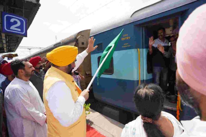 Cm Flags Off First Train With 500 Women Sarpanch/ Panchs To Takht Sri Hazur Sahib Nanded