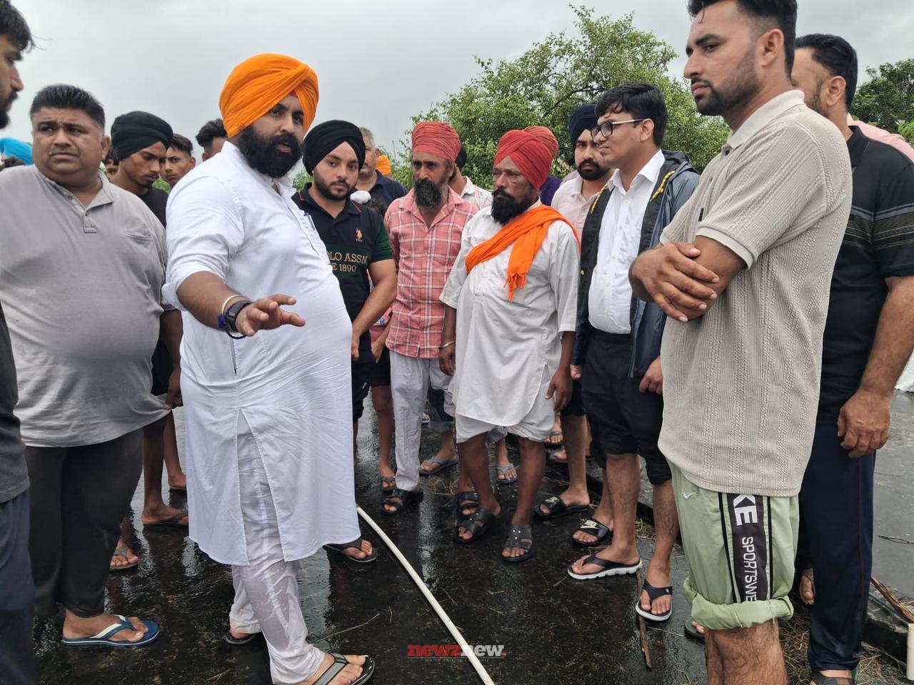 Bains Braves Rains To Reach Out People In Distress
