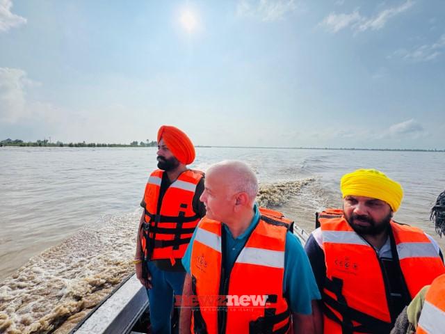 Punjab Cabinet Ministers Laljit Singh Bhullar and Harbhajan Singh ETO, along with Senior Aam Aadmi Party (AAP) leader and former Deputy Chief Minister Manish Sisodia, on Wednesday visited the villages Marah and Keeryan in District Tarn Taran to take stock of the vulnerable points along the River Beas.

During the visit, the leaders reviewed the condition of embankments and interacted with local residents to assess the immediate challenges posed by rising river waters. Recognizing the urgency of the situation, the Cabinet Ministers and Mr. Sisodia, with the active support of the local community and the district administration, joined hands in strengthening the river’s weak points using gunny bags and crates.

Speaking on the occasion, the leaders said that the Punjab Government under the leadership of Chief Minister Bhagwant Mann is fully committed to safeguarding the lives and livelihoods of people in flood-prone areas. Immediate remedial measures are being ensured while long-term solutions are also being devised to prevent damage to agricultural land and habitation.

The Ministers appreciated the cooperation extended by villagers and officials in timely fortifying the embankments and assured that the state government will continue to monitor the situation closely to avoid any untoward incident.

The Cabinet Ministers Laljit Singh Bhullar informed that the entire machinery of the state government swung into action from day one to save the people in this hour of crisis. He said that the Senior Leader Manish Sisodia and entire leadership joined hands with Punjabis in this difficult time.