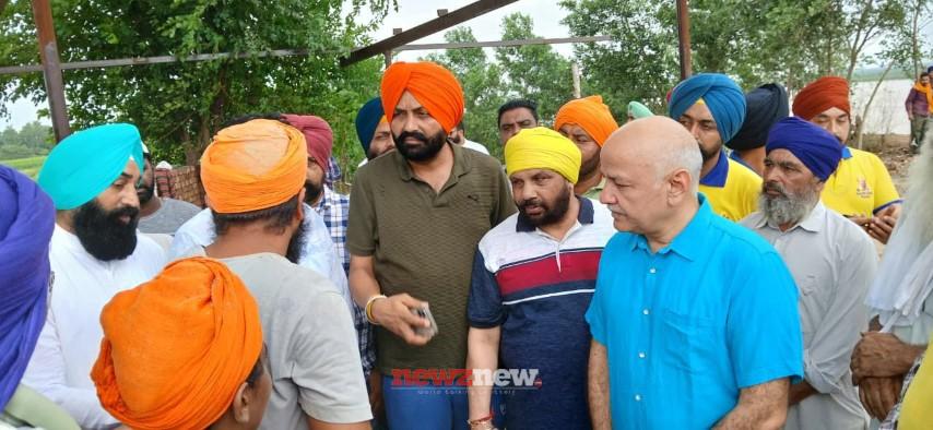 Punjab Cabinet Ministers Laljit Singh Bhullar and Harbhajan Singh ETO, along with Senior Aam Aadmi Party (AAP) leader and former Deputy Chief Minister Manish Sisodia, on Wednesday visited the villages Marah and Keeryan in District Tarn Taran to take stock of the vulnerable points along the River Beas.

During the visit, the leaders reviewed the condition of embankments and interacted with local residents to assess the immediate challenges posed by rising river waters. Recognizing the urgency of the situation, the Cabinet Ministers and Mr. Sisodia, with the active support of the local community and the district administration, joined hands in strengthening the river’s weak points using gunny bags and crates.

Speaking on the occasion, the leaders said that the Punjab Government under the leadership of Chief Minister Bhagwant Mann is fully committed to safeguarding the lives and livelihoods of people in flood-prone areas. Immediate remedial measures are being ensured while long-term solutions are also being devised to prevent damage to agricultural land and habitation.

The Ministers appreciated the cooperation extended by villagers and officials in timely fortifying the embankments and assured that the state government will continue to monitor the situation closely to avoid any untoward incident.

The Cabinet Ministers Laljit Singh Bhullar informed that the entire machinery of the state government swung into action from day one to save the people in this hour of crisis. He said that the Senior Leader Manish Sisodia and entire leadership joined hands with Punjabis in this difficult time.