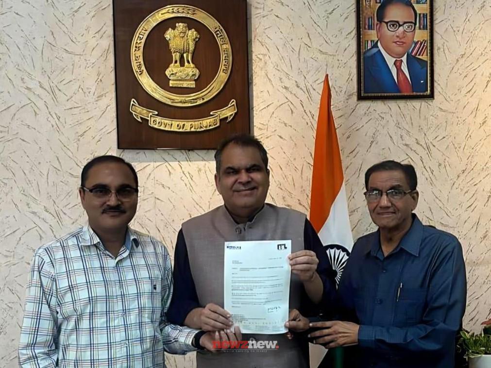 Cabinet Minister Sh. Sanjeev Arora informed that Sonalika Leading Agri Evolution firm has already contributed about rupees 4.5 crores approx. to help the flood affected people of Punjab. Sonalika firm also donated Rs. fifty lakhs towards Chief Minister Rangla Punjab Fund under the Mission "Chardi Kala". In this regard, Sh. J S Chauhan Senior Vice President, Corporate Relations and Sh. Rajnish Jain Senior Vice President Accounts and Finance of Sonalika Leading Agri Evolution firm personally handed over the cheque of amount Rs. fifty lakhs to cabinet minister Sanjeev Arora. Furthermore, he revealed that Sonalika Leading Agri Evolution firm is also donating twelve fully equipped ambulances to Punjab Health Systems Corporation. These ambulances are under branding process and will be delivered in next 2-3 days. The cost of these are around 2.00 Crores. In this regard, he added that more than two crores contributed has gone in the form of tractors being distributed. This firm has spent Rs. 4.5 crores approximately in the form of donation.